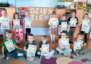 Dzieci nagrodzone za przygotowanie strojów na pokaz mody ekologicznej.
